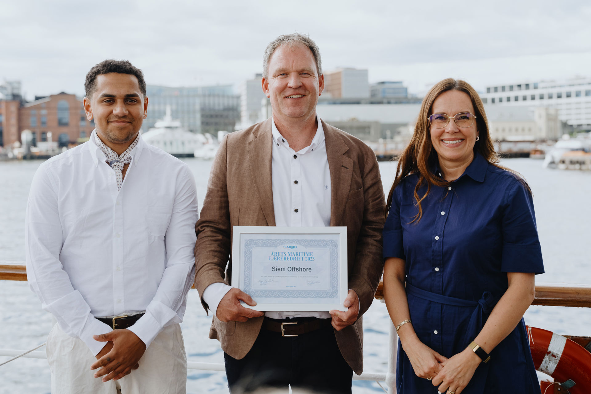 representanter for sea1 offshore tar imot utmerkelsen årets maritime lærebedrift fra havminister marianne sivertsen næss