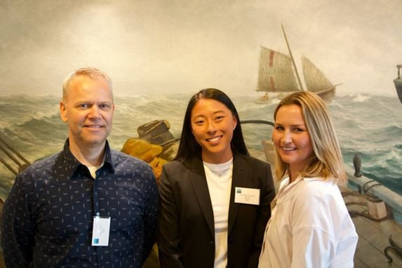 gruppebilde Trainee Alexandra Thorsen (i midten) med Andre Storebø og Eirin Sælen fra DOF.