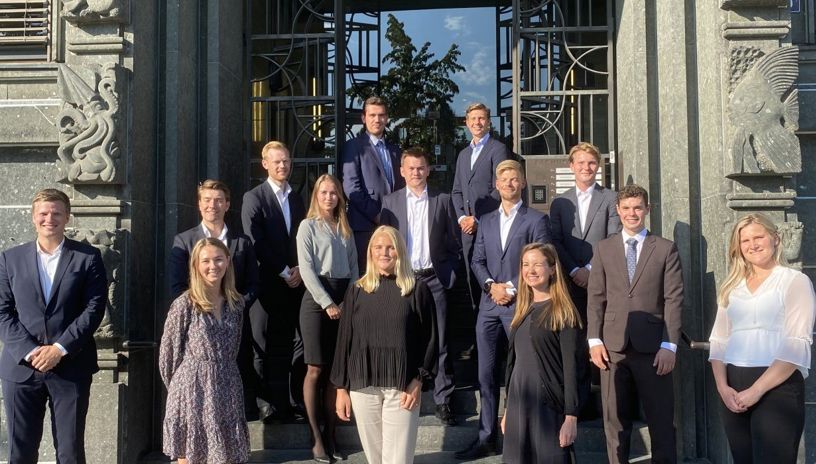 Maritime Trainee kull 13 utenfor Rederiforbundets lokaler. 