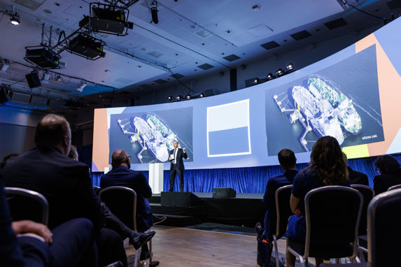 Adm. direktør Erik Nyheim i Höegh LNG på scenen under årskonferansen 2023 Uncharted Waters - sett fra salen. 