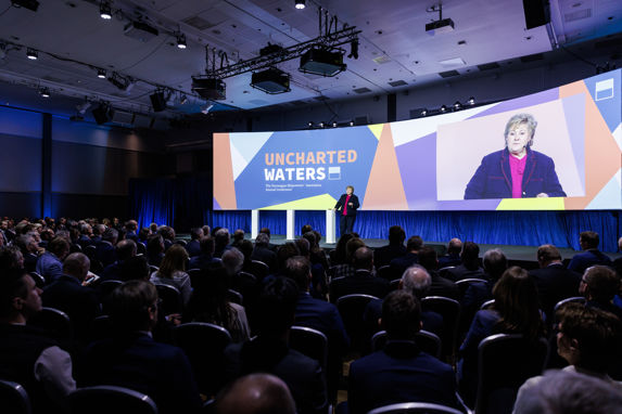 Erna Solberg på scenen under årskonferansen 2023 Uncharted Waters - sett fra salen 