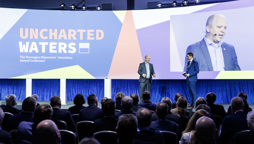 Trygve Slagsvold Vedum og Harald Solberg på scenen under årskonferansen 2023 Uncharted Waters, sett fra salen. 