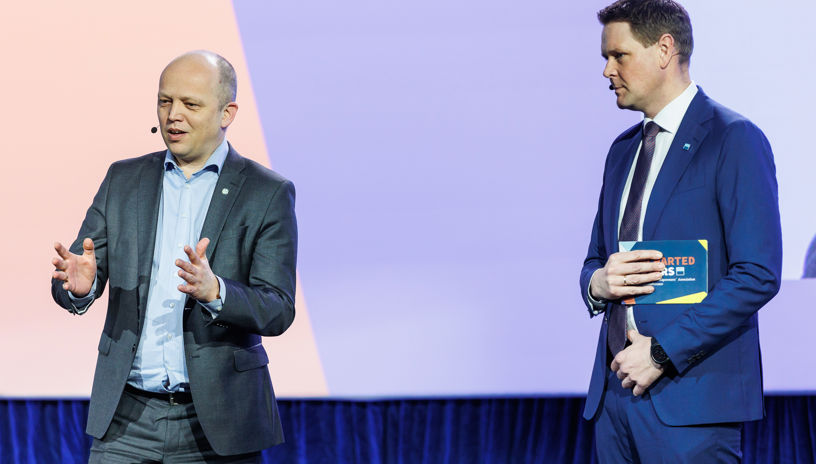Trygve Slagsvold Vedum og Harald Solberg på scenen under årskonferansen Uncharted Waters 2023