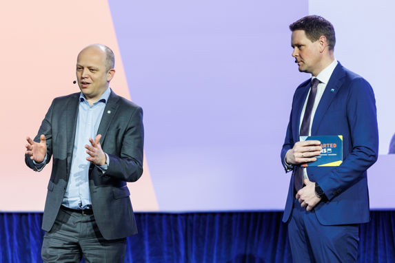 Trygve Slagsvold Vedum og Harald Solberg på scenen under årskonferansen Uncharted Waters 2023