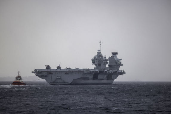 alt="Det Britiske hangarskipet HMS Queen Elizabeth på vei inn til Oslo"