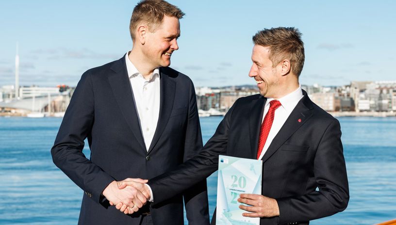 Harald Solberg overrekker Rederiforbundets konjunkturrapport til statssekretær Even Tronstad Sagebakken
