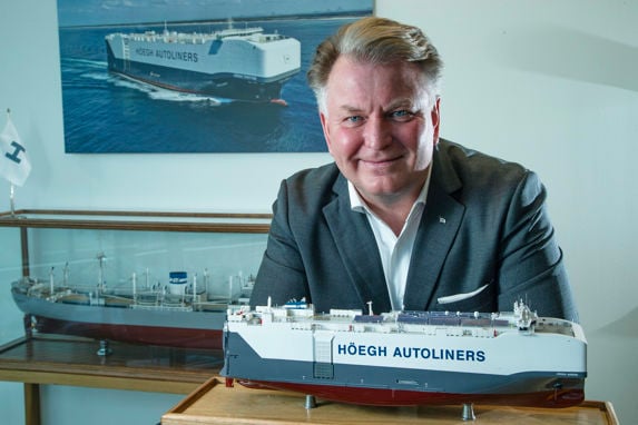 alt="Sebjørn Dahl i Höegh Autoliners med modell av skipet som an seile utslippsfritt og interkontinentalt fra 2027."