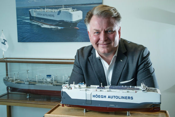 alt="Sebjørn Dahl i Höegh Autoliners med modell av skipet som an seile utslippsfritt og interkontinentalt fra 2027."