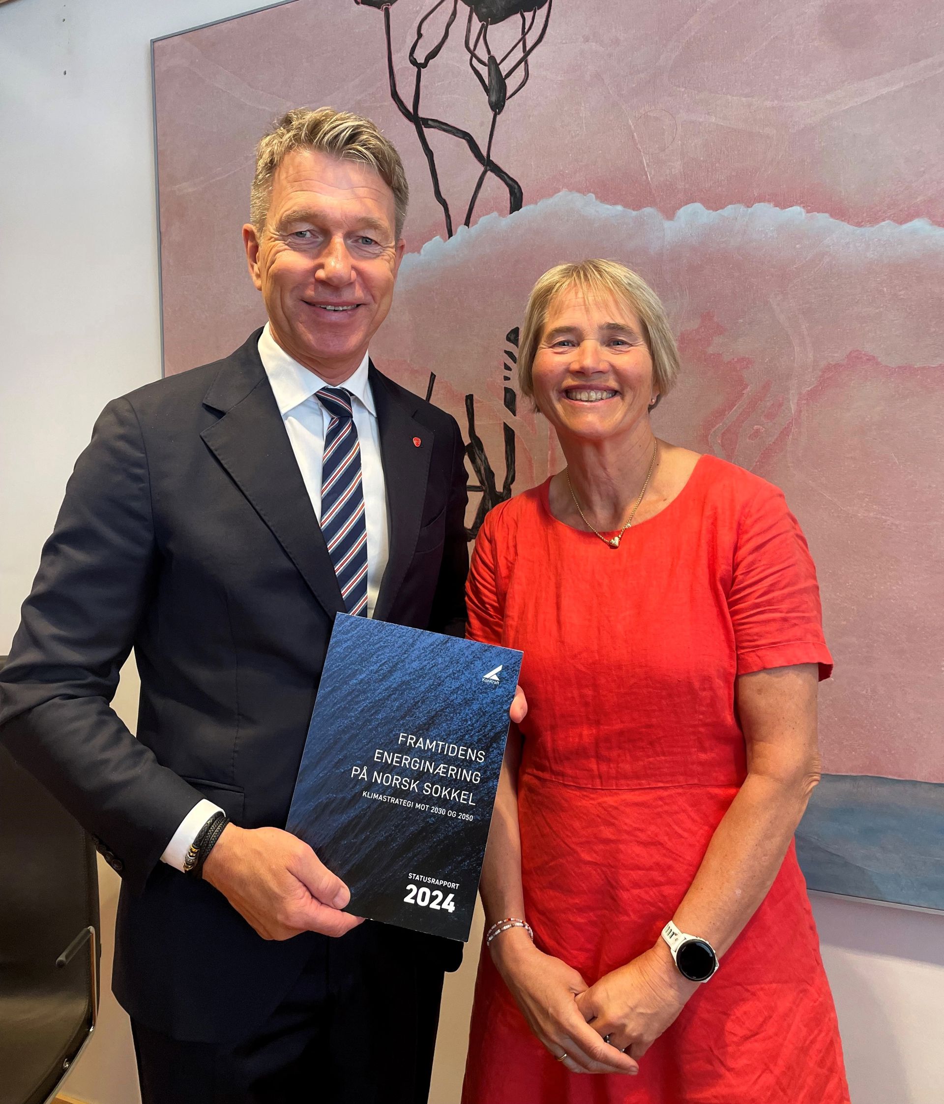 Terje Lien Aasland og Anne Jorunn Møkster med rapporten 