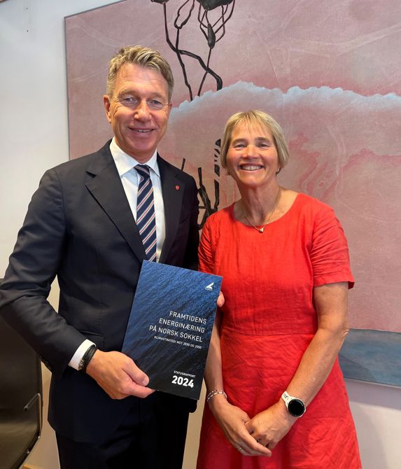 Terje Lien Aasland og Anne Jorunn Møkster med rapporten 