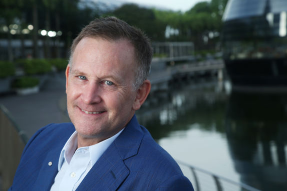Nærbilde av Laurence Odfjell smilende i blå dress