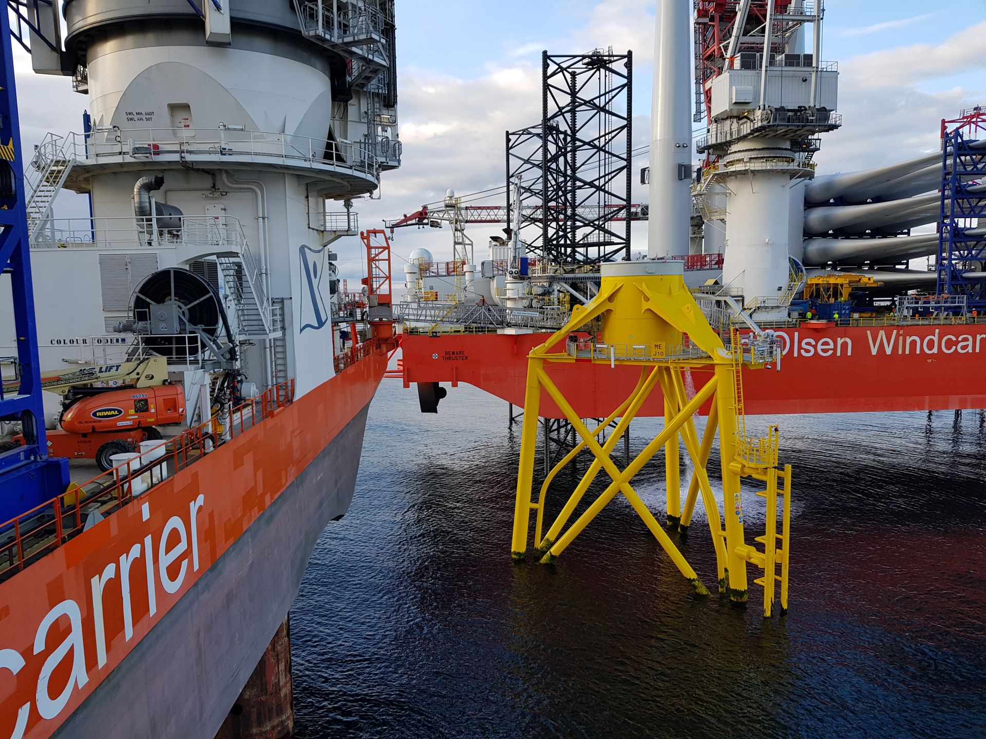 Bold Term og Blue Tern tilhørende Fred. Olsen Wind carrier side ved side