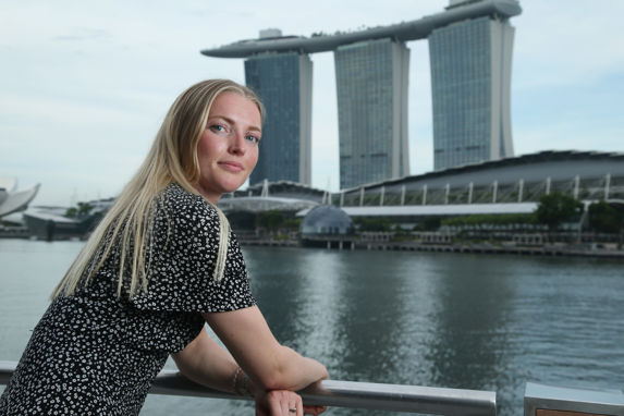 Mari Storsul i svart og hvit kjole foran Marina Bay Sands i Singapore