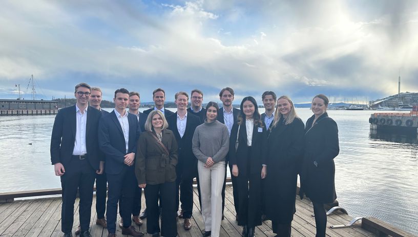 gruppebilde av maritime trainee kull 16 på rådhusbrygga i Oslo 