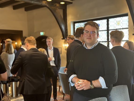 Marius Møkster, i maritime trainee kull 16 på event i Rederiforbundets lokaler 