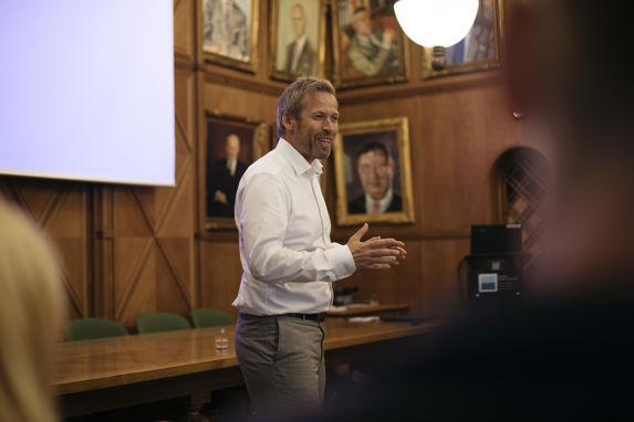 Ernst Meyer, CEO i Torvald Klaveness holder foredrag for studenter hos Norges Rederiforbund