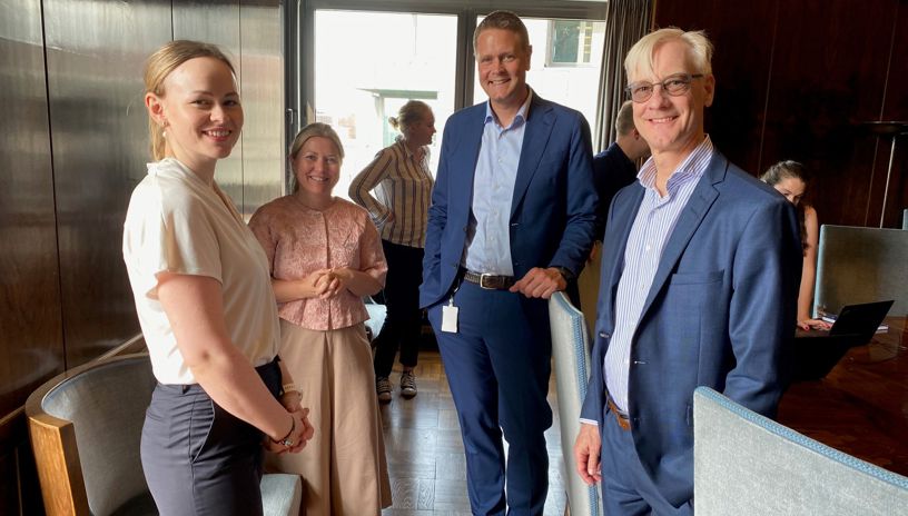 Fra venstre statssekretær i Klima- og miljødepartementet Ragnhild Sjoner Syrstad, direktør internasjonalt samarbeid og klima Norges Rederiforbund Helene Tofte, administrerende direktør Norges Rederiforbund Harald Solberg og statssekretær i UD Erling Rimestad. under en markering hos rederiforbundet av at hong kong-konvensjonen kan tre i kraft 