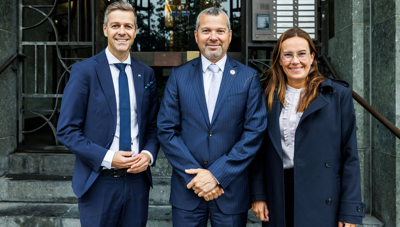 fra venstre: Administrerende direktør i Rederiforbundet Knut Arild Hareide, IMOs generalsekretær Arsenio Dominguez og fiskeri- og havminister Marianne Sivertsen Næss oppstilt foran hovedinngangen til rederiforbundet i Rådhusgata 25.