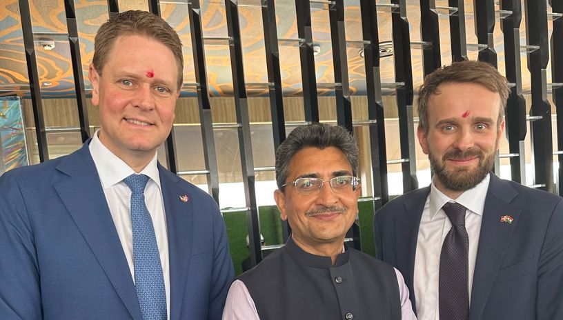 Harald Solberg, administrerende direktør i Norges Rederiforbund, Rajiv Jalota, Chairman of Mumbai Port Trust, og næringsminister Jan Christian Vestre på besøk i Mumbai havn.  