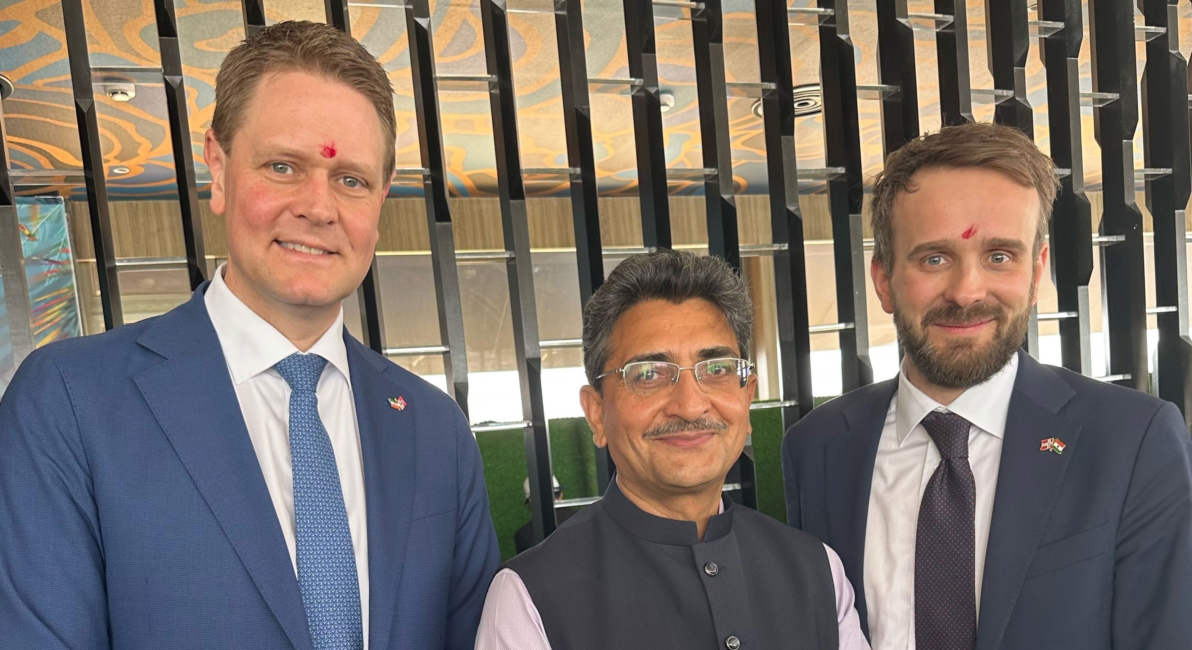 Harald Solberg, administrerende direktør i Norges Rederiforbund, Rajiv Jalota, Chairman of Mumbai Port Trust, og næringsminister Jan Christian Vestre på besøk i Mumbai havn.  