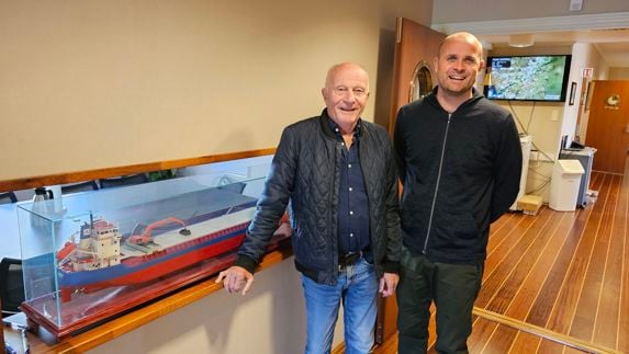 Norvald og Sindre Matre foran en skipsmodell i Arriva Shippings kontorlokaler 
