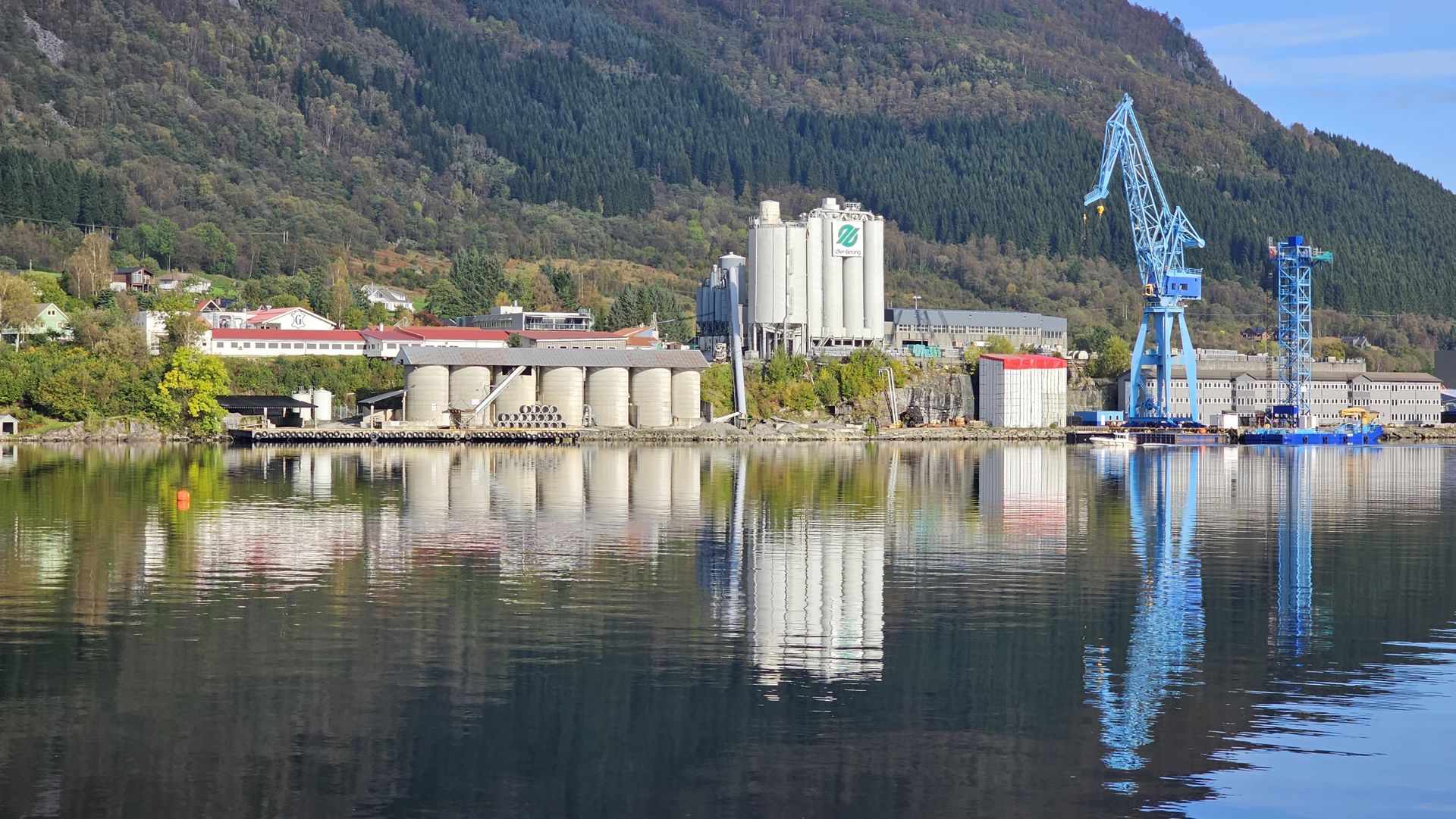 Westcon og Ølen Betong sett fra fjorden 