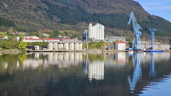 Westcon og Ølen Betong sett fra fjorden 