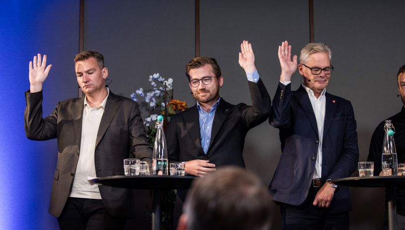 Henrik Asheim,Sveinung Rotevatn og Hans Andreas Limi rekker hånden i været på scenen