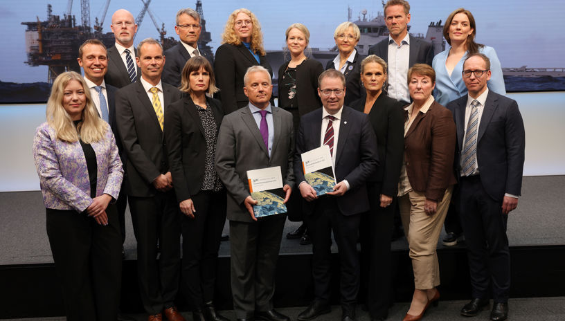 Forsvarskomisjonens leder Knut Storberget og Forsvarsminister Bjørn Arild Gram sammen med komisjonen