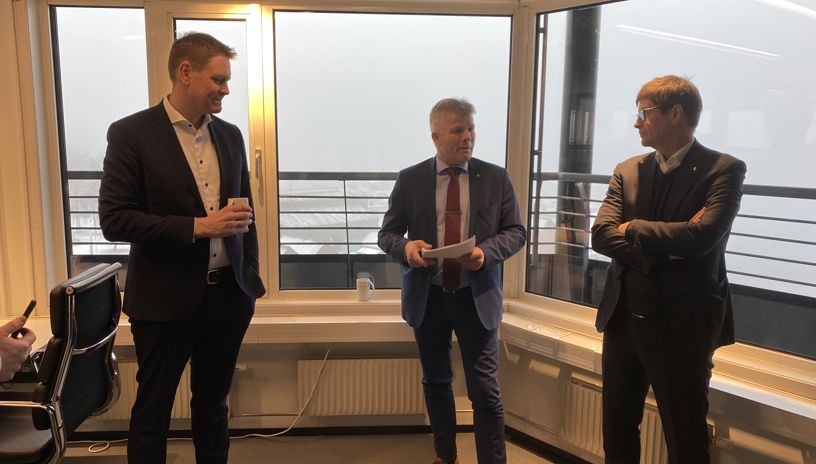 harald solberg, bjørnar skjæran og even aas foran et vindu 