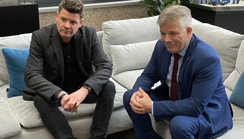Lasse kristofferen og Bjørnar Skjæran sittende i en grå hjørnesofa