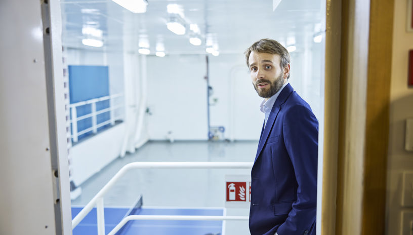 Næringsminister Jan Christian Vestre om bord i "Edda Breeze" på besøk i Oslo. Foto: Bård Gudim