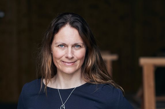 portrait of Synnøve Seglem with a dark background 