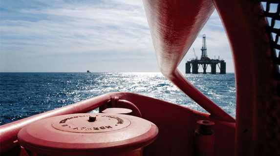 alt="offshore rig seen from a ship "