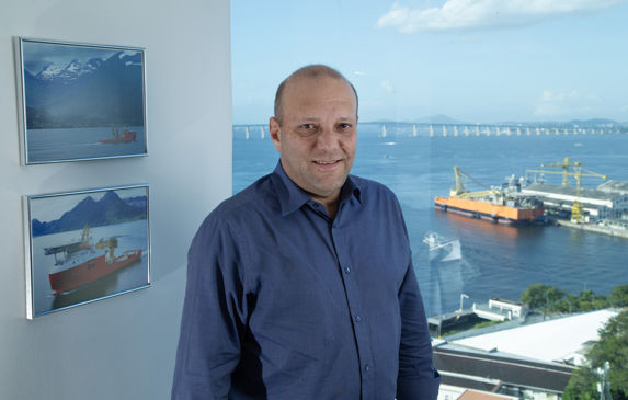 alt="Felipe Meira i Solstad Offshore, Brasil med utsikt over havna i bakgrunnen"