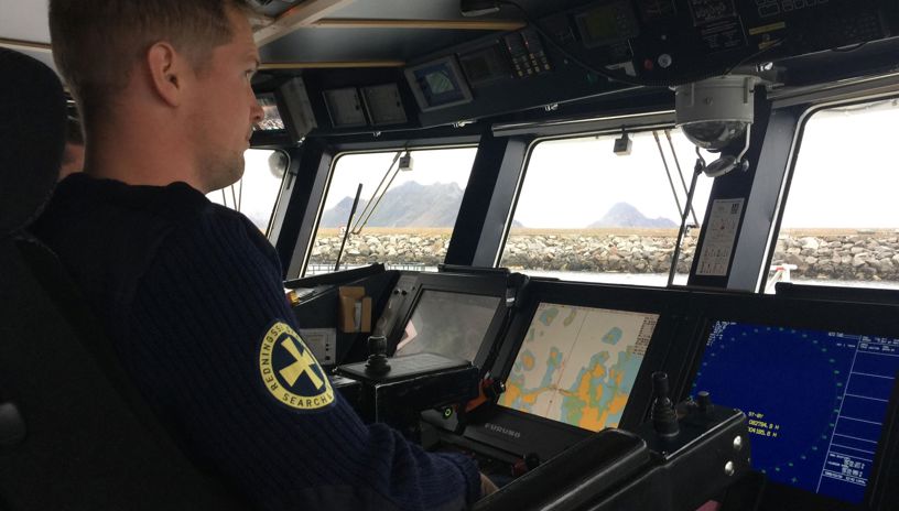 Man på broen på et skip 
