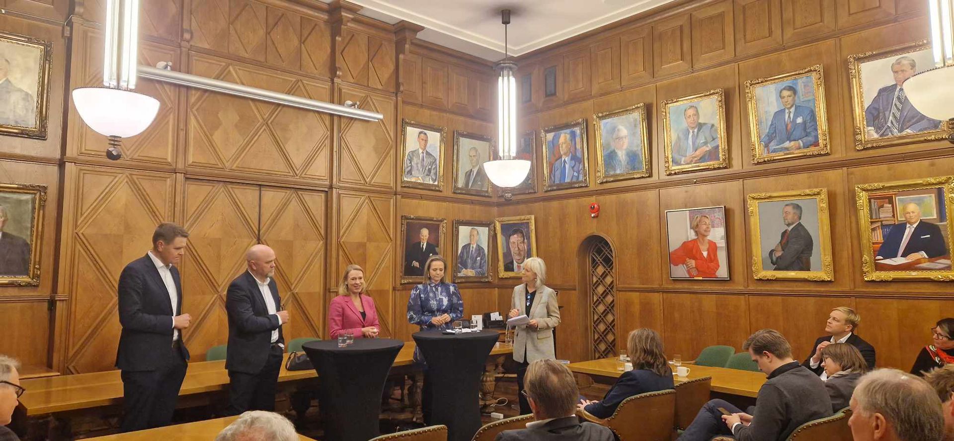 fire personer i panel og en moderator