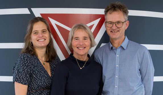 Andre generasjon i Simon Møkster, fra venstre: Simone Møkster, Anne Jorunn Møkster og Alf Møkster foran rederiets logo