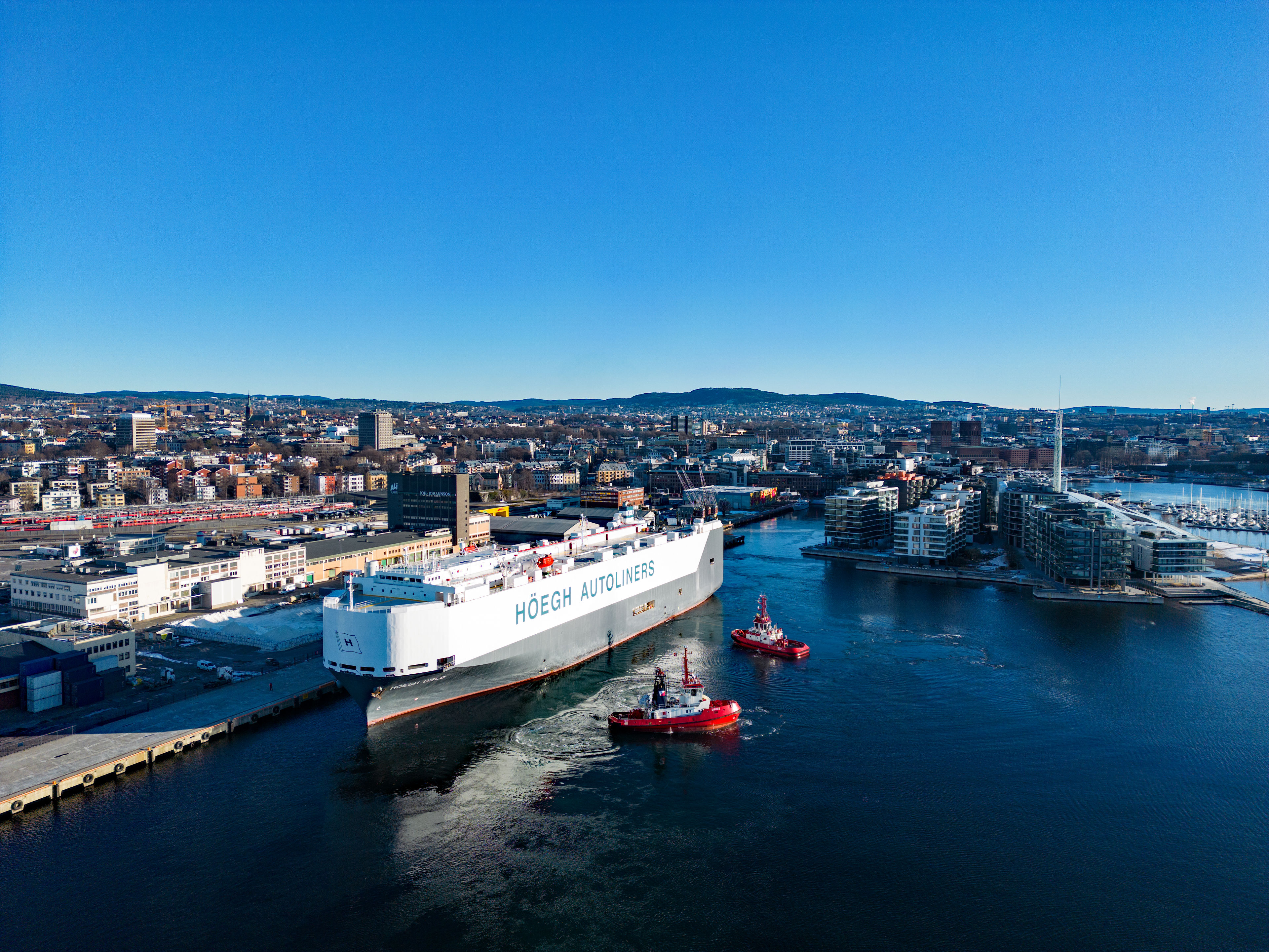 Höegh Oslo legger til kai i Oslo. Foto Knut Brevik Andersen 