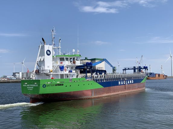 Skipet Hagland Progress på vei ut av Eemshaven