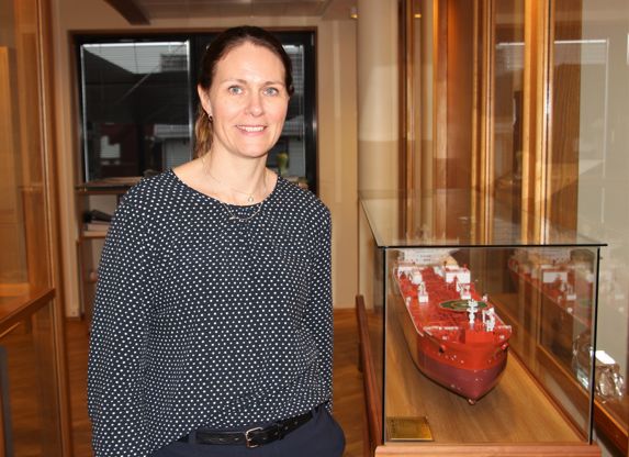 Synnøve med en modell av bøyelasteren Frida Knutsen, oppkalt etter niesen, og levert fra verftet Daewoo Shipbuilding & Marine Engineering i fjor. 