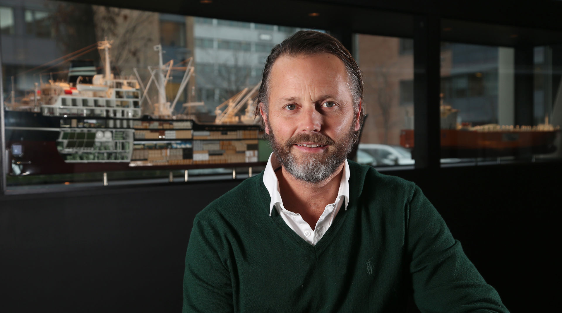 Thomas Wilhelmsen foran en skipsmodell